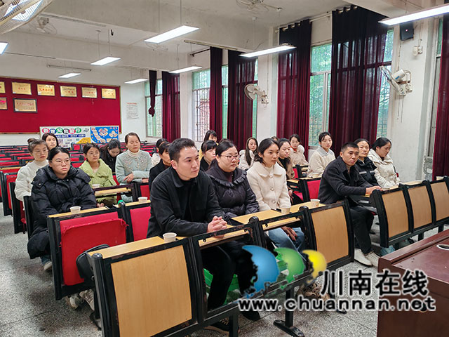 泸县青龙小学校召开家长委员会会议