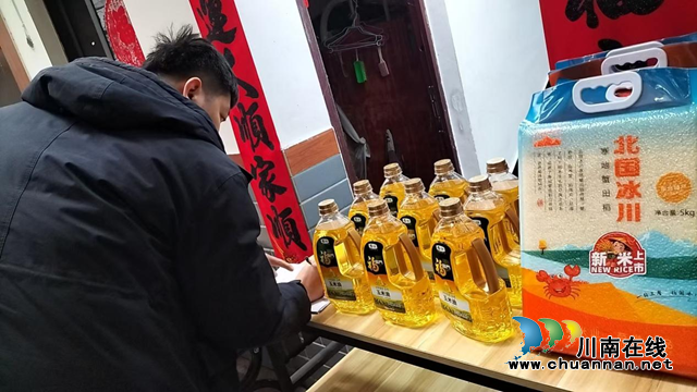 江阳区北城街道东门口社区江灝小区为居民发“福利”