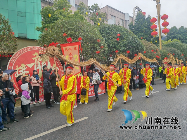 天兴草龙（曾佐然摄）.jpg