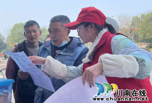 泸县玉蟾街道开展“情暖寒冬 爱在归途”志愿服务活动(图1) 1.jpg