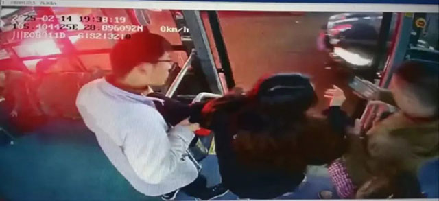 泸州公交：暖心故事频发生，十米车厢显真情