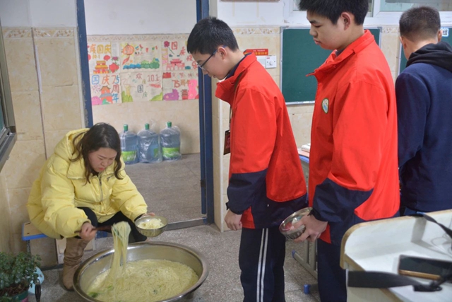 一校一景 | 开学季，合江这所学校一碗杂酱面温暖整个校园