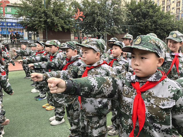 一校一景丨“小军人”上线！泸州这所学校的一场训练让学生厚植爱国情怀……