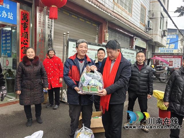 龙马潭区鱼塘街道:春耕送种暖人心 乡村振兴添动力(图4) 微信图片_20250221101207.jpg