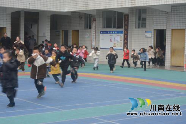 小小演练大作用 消防知识记心中|叙永县大石镇中心小学校开展消防安全演练(图2) 石2.jpg