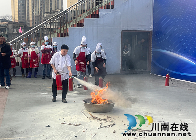 食堂人员灭火演练.jpg