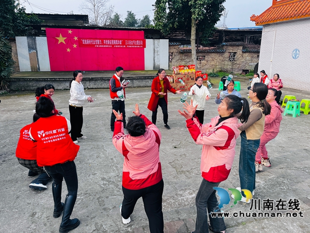 绽放新时代女性魅力 共绘新征程璀璨华章|泸县玉蟾街道朝阳社区开展“三八”妇女节主题活动(图2) 趣味游戏(龙洪艳摄).jpg