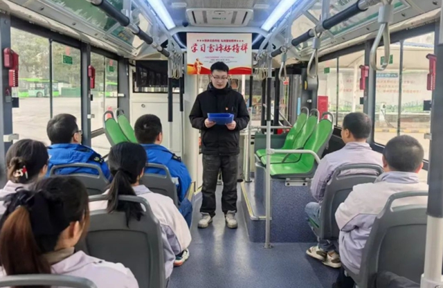 雷锋精神 公交同行︱泸州公交集团“3·5”学雷锋志愿文明服务行动进行时(图2) 2.jpg