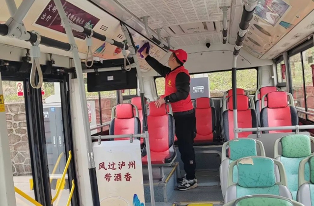 雷锋精神 公交同行︱泸州公交集团“3·5”学雷锋志愿文明服务行动进行时(图7) 7.jpg