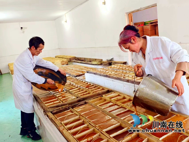 江阳区江北镇:大学生返乡创业,“非遗古法红糖”熬出红火共富路(图2) 图2:工人将糖浆倒入模具定型 .jpg