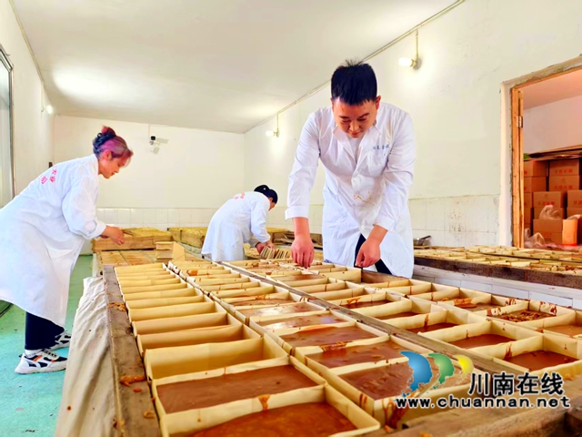 江阳区江北镇:大学生返乡创业,“非遗古法红糖”熬出红火共富路(图3) 图3:李万富检查红糖定型情况.jpg