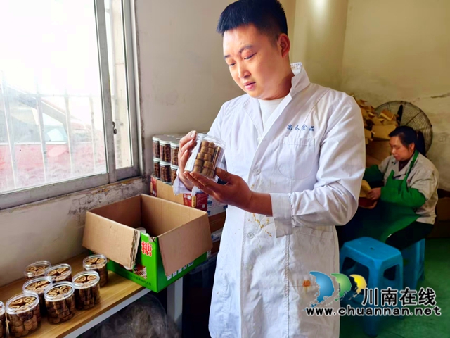 江阳区江北镇:大学生返乡创业,“非遗古法红糖”熬出红火共富路(图4) 图4:李万富查看装包的红糖.jpg
