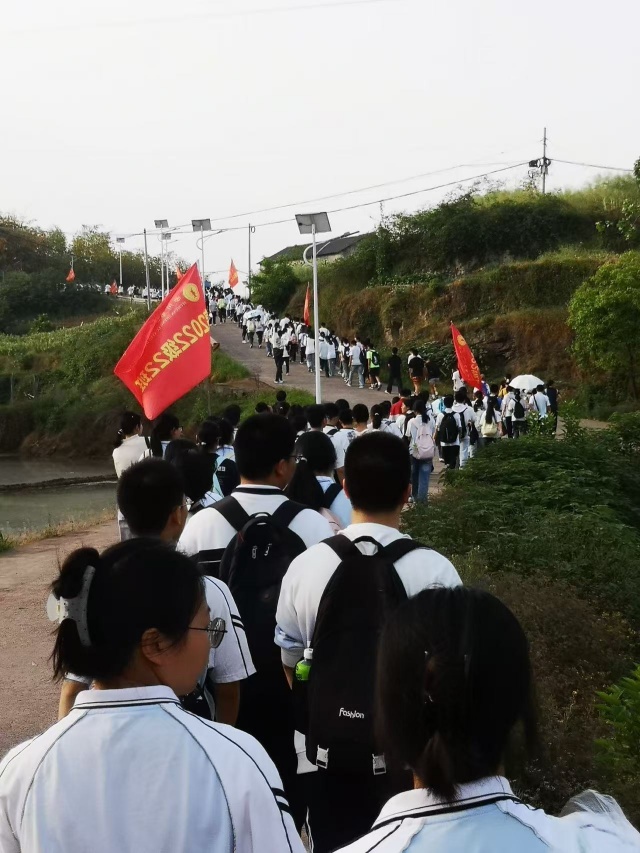 泸县一中举行2025年春期励志远足活动