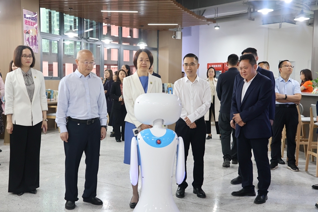 合江中学“半书房”图书馆开馆