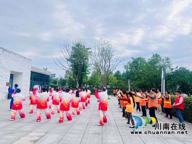 清洁工人打太极（龙洪艳摄）.jpg