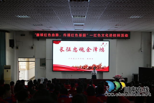 讲述红色故事（曾佐然摄）.jpg