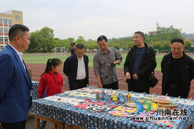 泸县关工委的同志参观学校师生的手工作品（曾佐然摄）.jpg