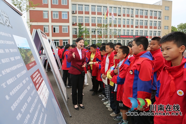 为学生讲解红军四渡赤水的故事（曾佐然摄）.jpg