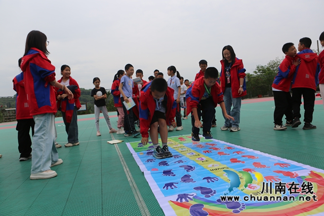 学生做游戏，重走长征路（曾佐然摄）.jpg