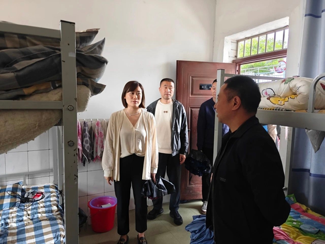 泸县天兴镇组织开展联合安全执法检查暨“五一”节前安全检查(图2) 查2.jpg