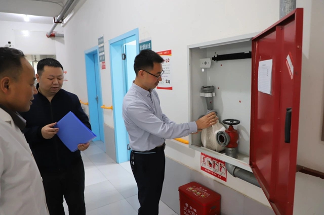 泸县天兴镇组织开展联合安全执法检查暨“五一”节前安全检查(图4) 查4.jpg