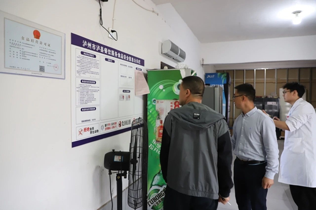 泸县天兴镇组织开展联合安全执法检查暨“五一”节前安全检查(图5) 查5.jpg