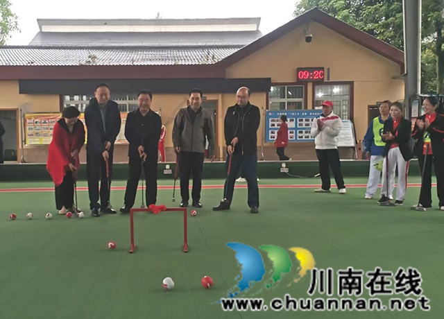 参加开赛式领导为门球赛开球.jpg