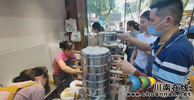 客人排长队，又吃又打包┃这个五一，泸州白糕卖疯了！