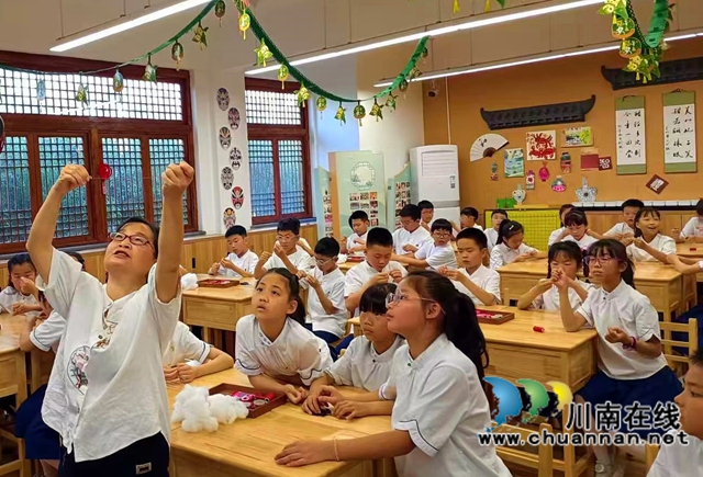 图3：杨丽平培训学生做香囊.jpg