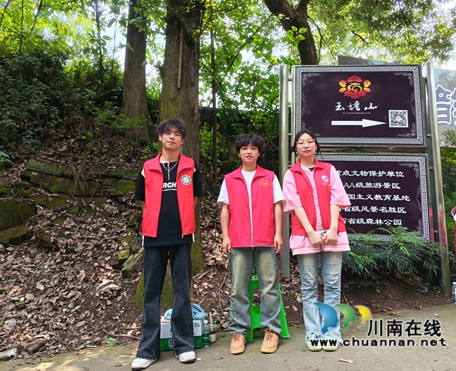 泸县玉蟾街道朝阳社区志愿者“五一”助力家乡文旅(图2) 志愿服务1.jpg