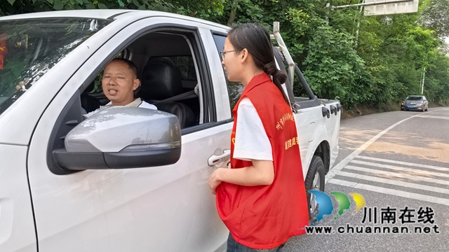 泸县玉蟾街道朝阳社区志愿者“五一”助力家乡文旅(图3) 志愿服务2.jpg