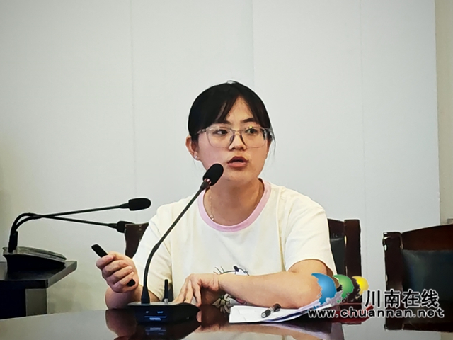 泸县市场监管局行政审批股干部陈秋言作工商注册登记流程宣讲.jpg