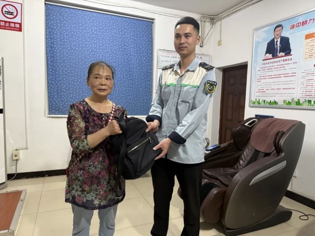 泸州公交驾驶员拾金不昧,乘客失物完璧归赵!(图2) 223_副本.jpg