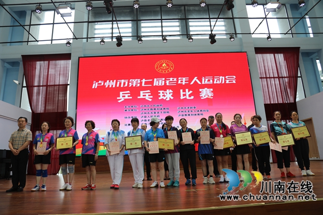 女子团体前八名（曾佐然摄）.JPG