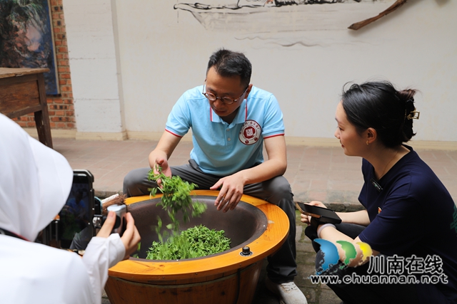 手工制茶（陈清摄）.jpg