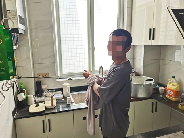 报警和被打之间，选择被打……