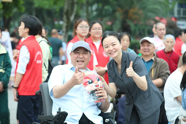5月14日,江津区石蟆镇与合江县临港街道共同组建的“中共津合边界产业发展联合委员会”正式揭牌,这一开创性举措标志着津合地区在跨区域党建合作上迈出了坚实的一步,为区域协同发展注入了全新活力。 创新党建模式,搭建区域合作“新桥梁”。中共津合边界产业发展联合委员会的成立,是对传统党建模式的大胆突破。它打破了行政区域的壁垒,以“组织联建”为核心,将石蟆镇与临港街道的多个边界村党组织紧密联结在一起。这种跨区(图5) 4.jpg