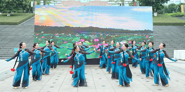 5月14日,江津区石蟆镇与合江县临港街道共同组建的“中共津合边界产业发展联合委员会”正式揭牌,这一开创性举措标志着津合地区在跨区域党建合作上迈出了坚实的一步,为区域协同发展注入了全新活力。 创新党建模式,搭建区域合作“新桥梁”。中共津合边界产业发展联合委员会的成立,是对传统党建模式的大胆突破。它打破了行政区域的壁垒,以“组织联建”为核心,将石蟆镇与临港街道的多个边界村党组织紧密联结在一起。这种跨区(图7) 6.jpg