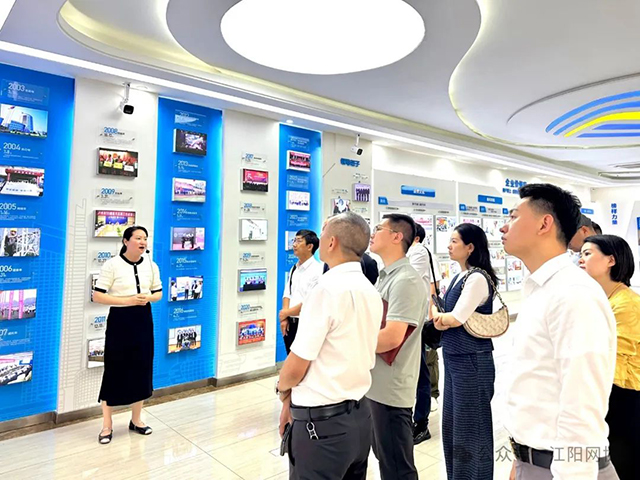江阳区网络行业协会受邀赴泸州移动参观交流(图2) 2.jpg