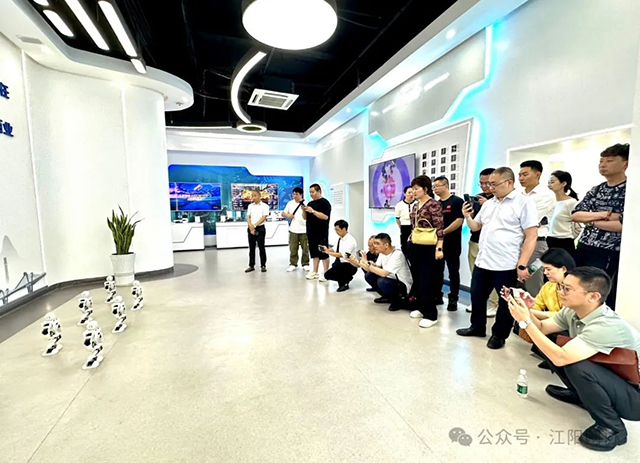 江阳区网络行业协会受邀赴泸州移动参观交流(图5) 5.jpg