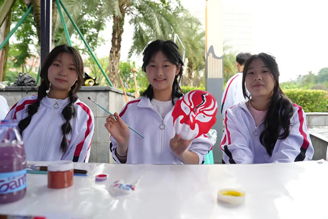 以文化浸润匠心 以素养点亮未来 | 2025年泸州市中等职业学校学生文明风采大赛(技能展示)在泸州市职业技术学校完美落幕(图7) 7.jpg