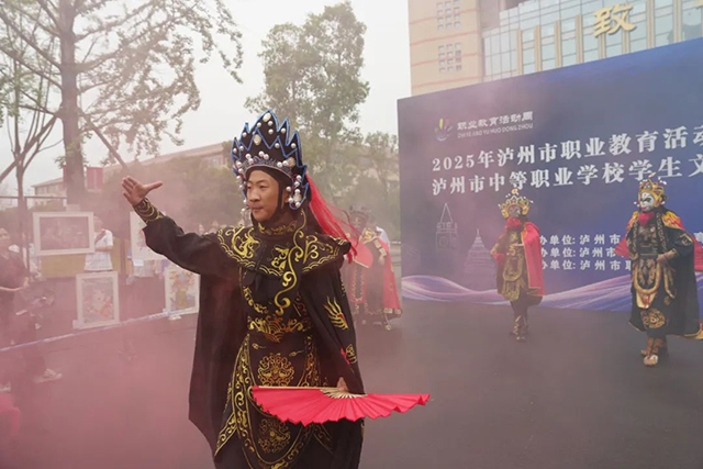 以文化浸润匠心 以素养点亮未来 | 2025年泸州市中等职业学校学生文明风采大赛(技能展示)在泸州市职业技术学校完美落幕(图8) 8.jpg