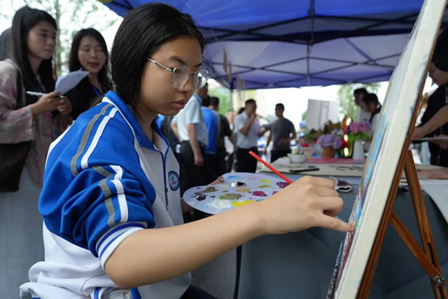 以文化浸润匠心 以素养点亮未来 | 2025年泸州市中等职业学校学生文明风采大赛(技能展示)在泸州市职业技术学校完美落幕(图15) 15.jpg