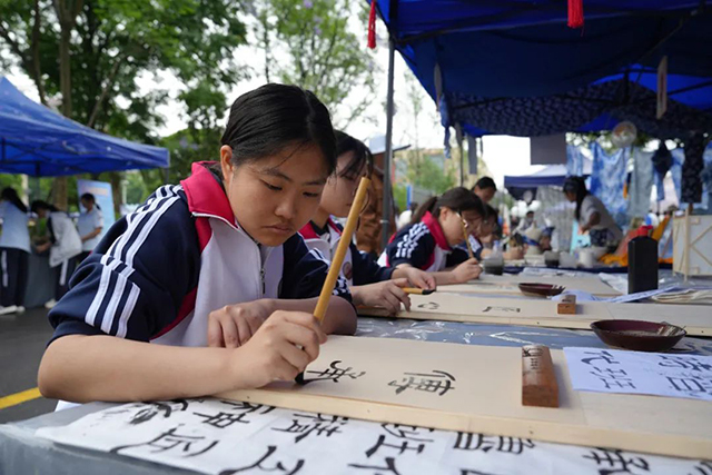 以文化浸润匠心 以素养点亮未来 | 2025年泸州市中等职业学校学生文明风采大赛(技能展示)在泸州市职业技术学校完美落幕(图14) 14.jpg