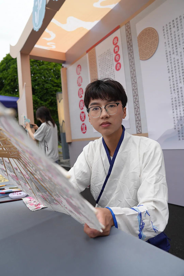 以文化浸润匠心 以素养点亮未来 | 2025年泸州市中等职业学校学生文明风采大赛(技能展示)在泸州市职业技术学校完美落幕(图31) 31.jpg