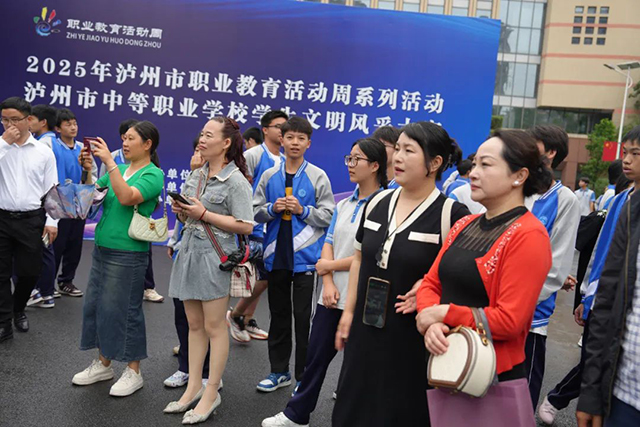 以文化浸润匠心 以素养点亮未来 | 2025年泸州市中等职业学校学生文明风采大赛(技能展示)在泸州市职业技术学校完美落幕(图35) 35.jpg