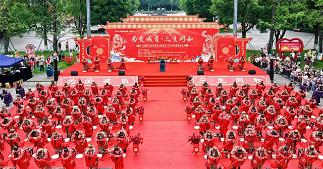 全城见证!泸州60对新人集体婚礼解锁中式浪漫→(图1) 1.jpg