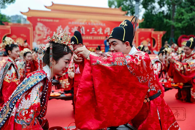 全城见证!泸州60对新人集体婚礼解锁中式浪漫→(图7) 7.jpg