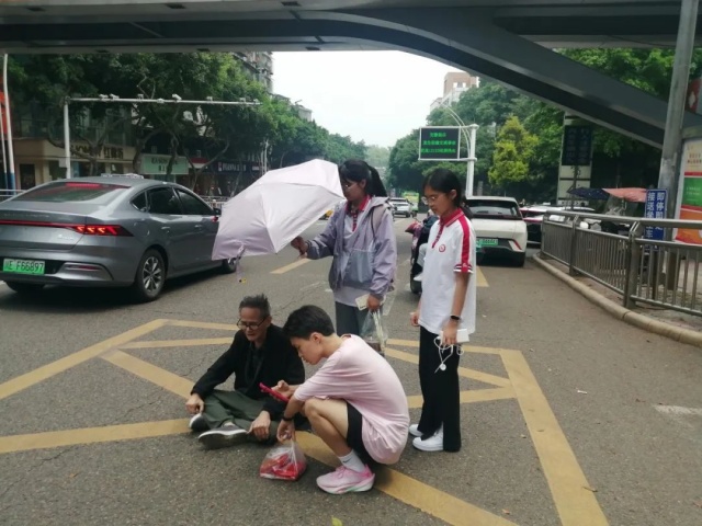 点赞 | 老人街头突发不适，泸州这三名学生的反应让人竖起大拇指！