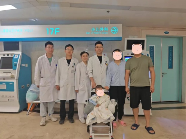 两岁幼童从11楼坠落身处绝境   泸州医护团队联手争夺一线生机！